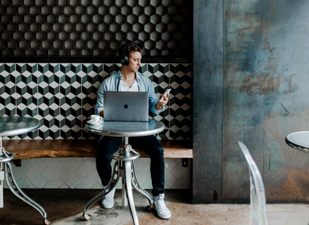 Ragazzi che lavora al pc in un caffè