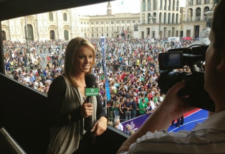 Giornalista americana con sfondo piazza duomo Milano